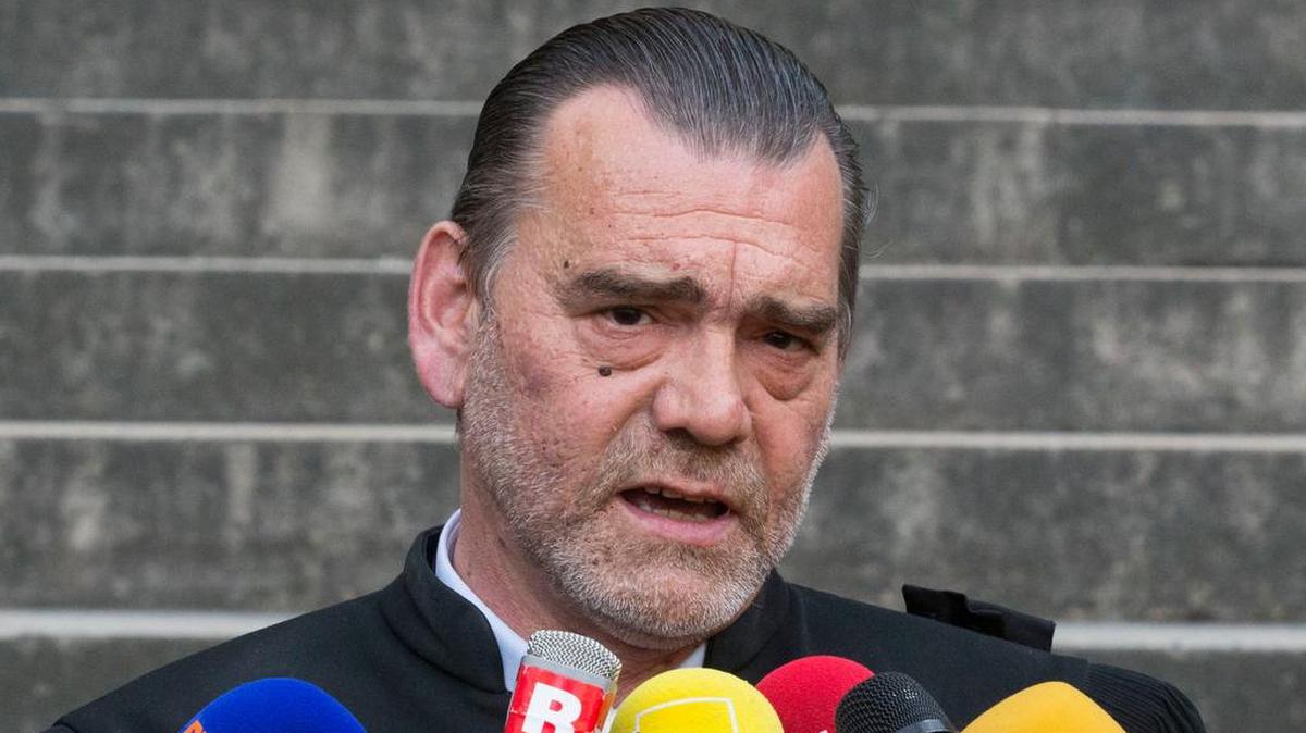 Su abogado francés Frank Berton anunció la fecha del interrogatorio por los jueces, aunque posteriormente hizo saber que no haría declaraciones .