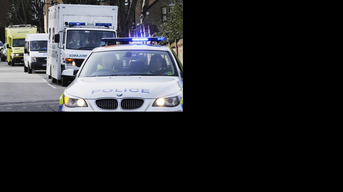 
Varios autos de policía escoltan una ambulancia de la Real Fuerza Aérea británica (RAF), en la que viaja la sanitaria británica infectada por el virus del ébola en Sierra Leona, en Londres, Reino Unido, el jueves. 
