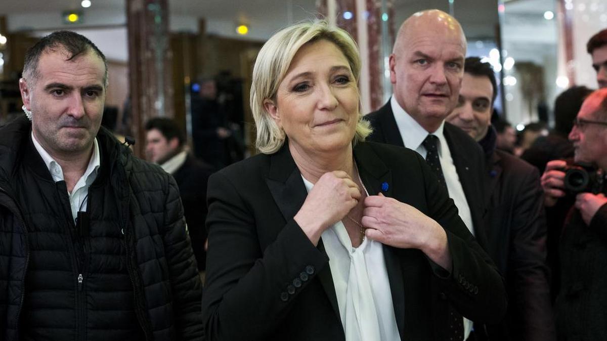 Marine Le Pen (centro) llega a una reunión política este jueves en París, Francia.