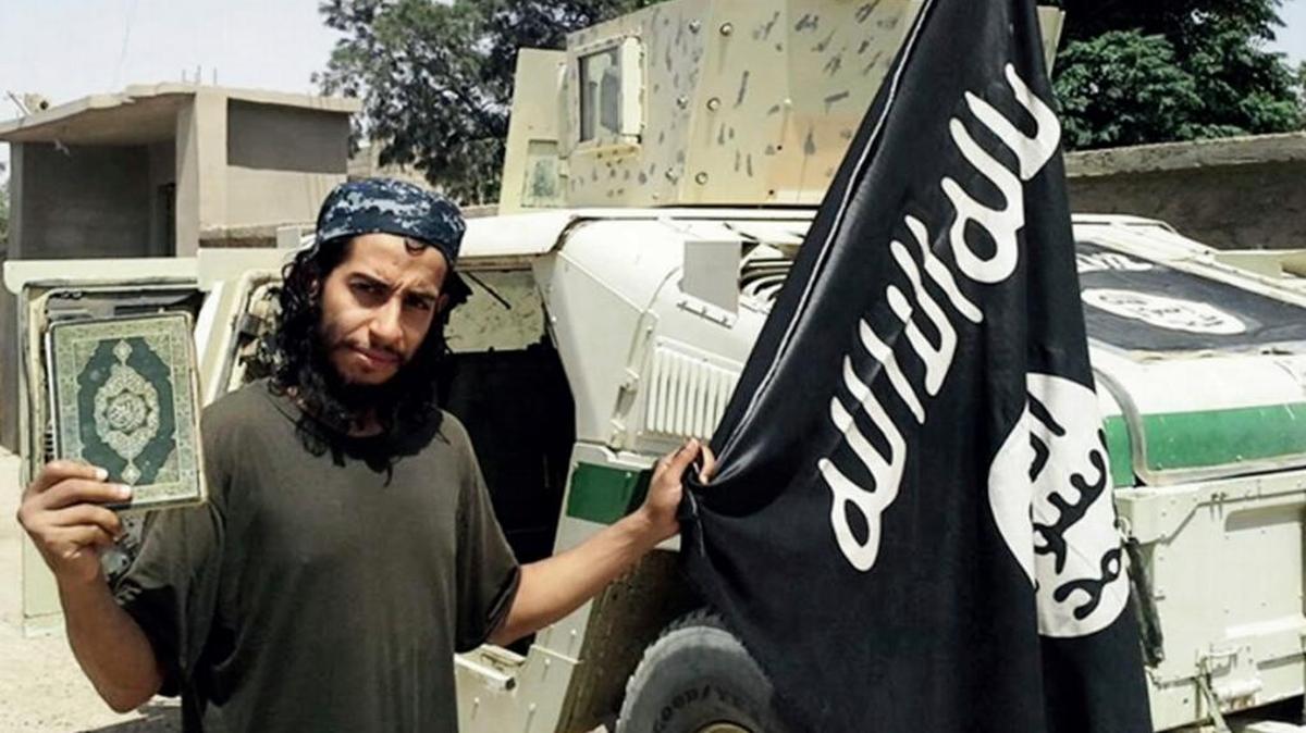 Acribillado hasta hacerlo irreconocible, el cadáver de Abdelhamid Abaaoud apareció entre los escombros de la batalla campal que se libró en un apartamento de la periferia parisina durante siete horas.