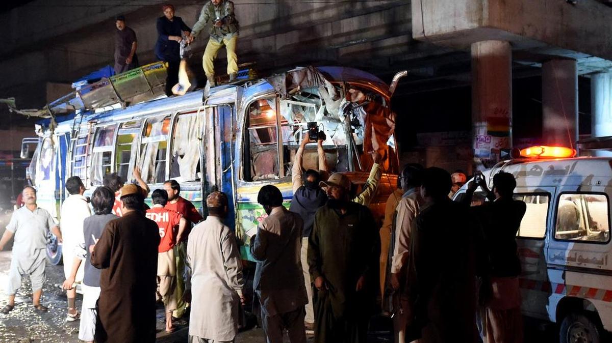 
Voluntarios tratan de ayudar a los heridos que causó una explosión en un autobús el lunes, en Quetta, al sureste de Pakistán. 
