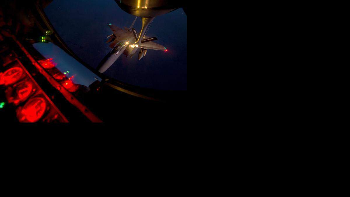 <cutline_leadin>Un F-15E</cutline_leadin> de la Fuerza Aérea de Estados Unidos, recibe combustible de un KC-135 Stratotanker sobre el norte de Irak, este sábado.<252><252>