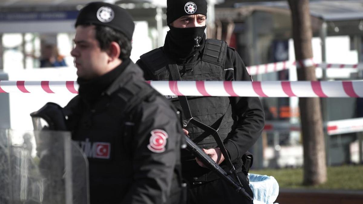 Policías turcos custodian la escena de la explosión el martes en Estambul.