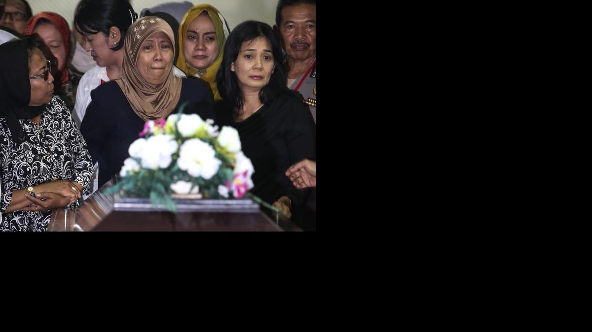 
Familiares lloran junto al ataúd de Hayati Lutfiah, una de las víctimas del accidente del avión de AirAsia, durante la entrega de los restos mortales a su familia en Surabaya, Indonesia, el jueves.


