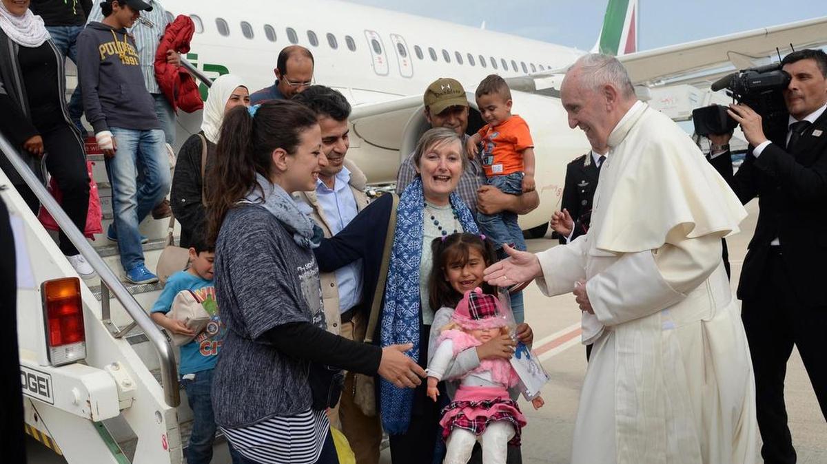 El papa Francisco ha dado una lección al mundo al regresar a Italia de la isla griega de Lesbos con tres familias de refugiados sirios, en total doce musulmanes.
