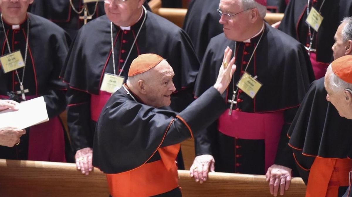 El cardenal Theodore McCarrick saluda a los demás obispos en la Catedral de San Mateo Apóstol en Washington en septiembre de 2015, durante la visita del Papa Francisco.