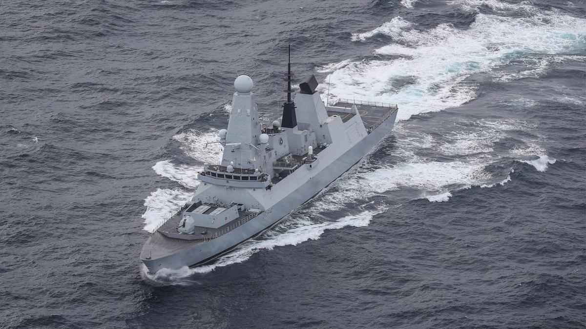 En esta fotografía proporcionada por el Ministerio de Defensa de Gran Bretaña el sábado 16 de diciembre de 2023, se muestra el buque HMS Diamond frente a la costa de Escocia, el 4 de octubre de 2020.