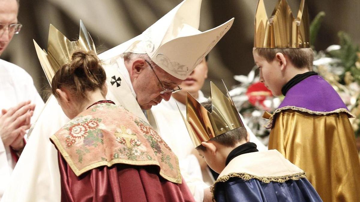 El papa Francisco oficia la primera misa del año en la Basílica de San Pedro en el Vaticano hoy, 1 de enero de 2015.