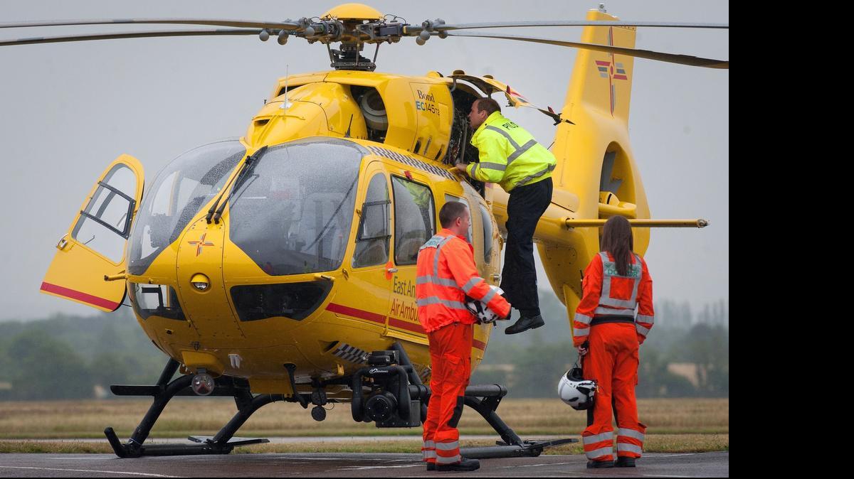 
El duque de Cambridge, de 33 años, llegó a las 6.00 GMT a su puesto en la East Anglian Air Ambulances (EAAA, siglas en inglés), con base en el aeropuerto de Cambridge, en el sureste de Inglaterra.
