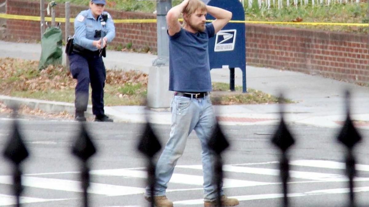 Edgar Maddison Welch se rinde a la policía el 4 de diciembre en Washington. Welch abrió fuego en un restaurante en el que creía que Hillary Clinton operaba una red de pornografía infantil tras haber leído una noticia falsa desde Internet.