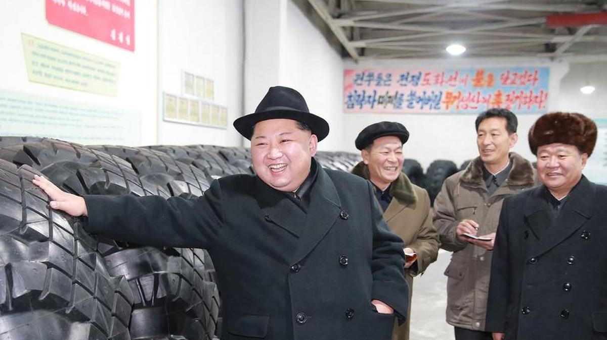 Esta foto sin fecha publicada por la Agencia de Noticias Coreana (KCNA) oficial de Corea del Norte el 3 de diciembre de 2017 muestra al líder norcoreano Kim Jong-Un visitando la fábrica de neumáticos Amnokgang en la provincia de Chagang.