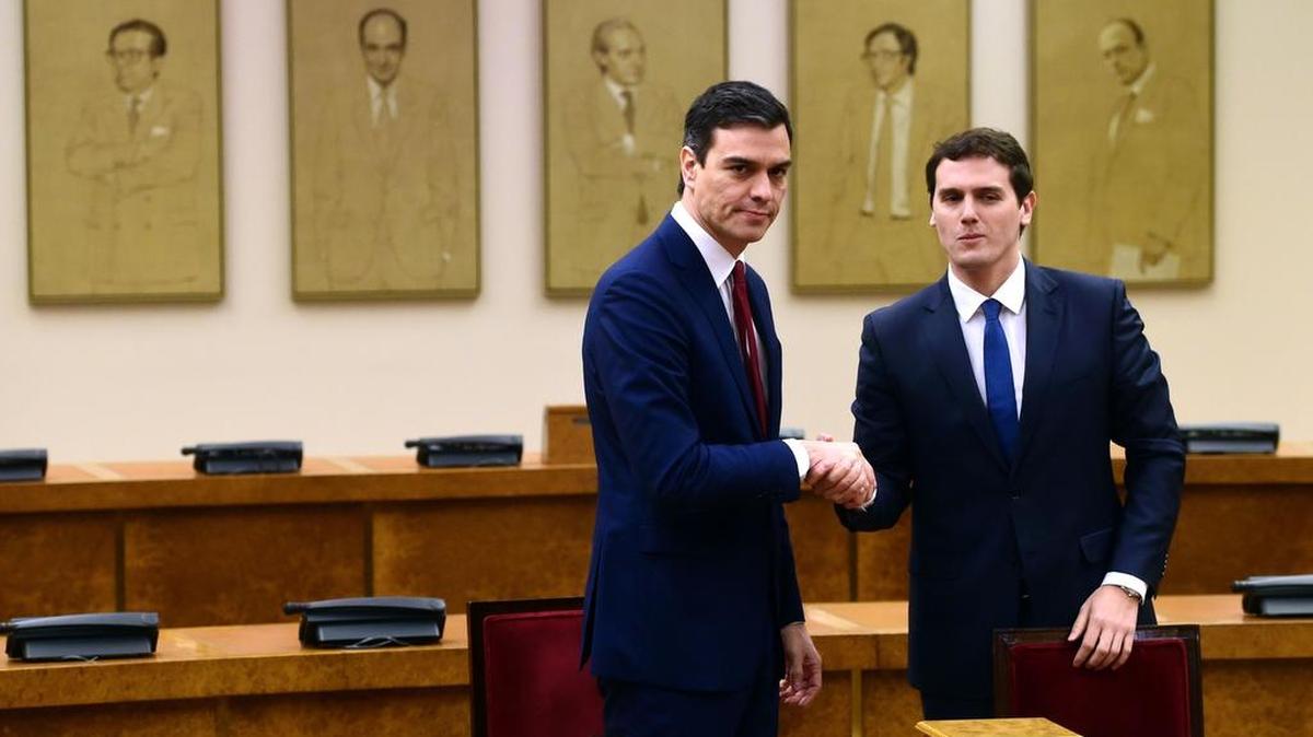 El secretario general del PSOE, Pedro Sánchez (izq.), y el presidente de Ciudadanos, Albert Rivera, luego de firmar el acuerdo de investidura y legislatura alcanzado entre los dos partidos, el miércoles 24 de febrero en el Congreso de los Diputados.