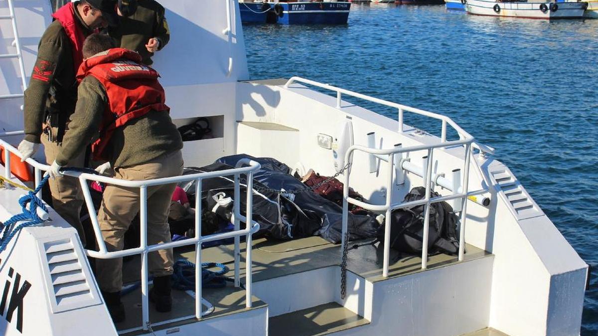 Al menos 45 migrantes, entre ellos veinte niños, murieron este viernes en el mar Egeo, al naufragar tres embarcaciones entre las costas griegas y turcas.