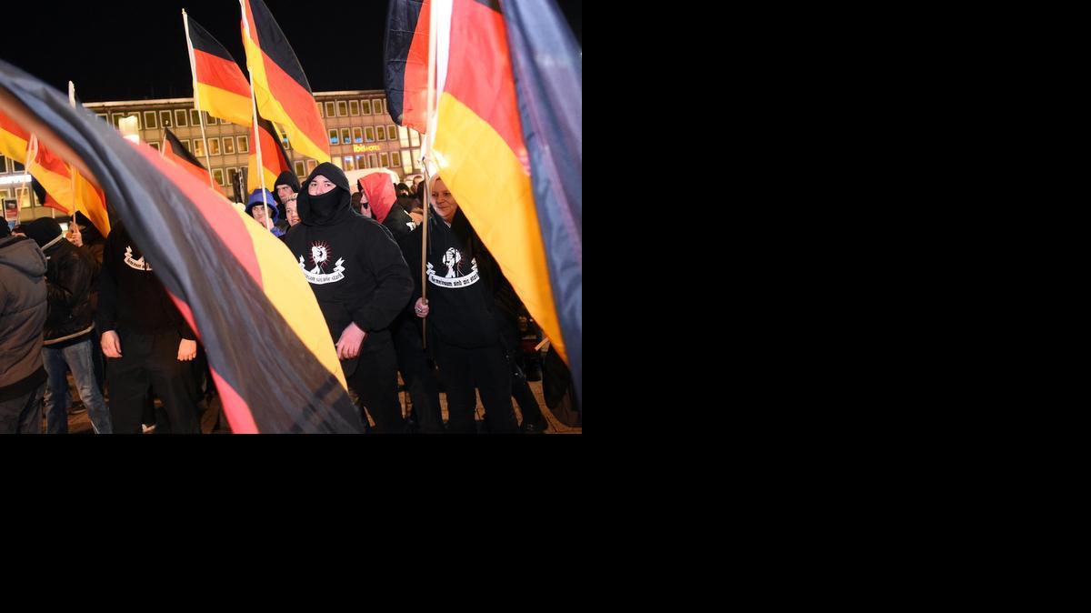 
Participantes marchan con banderas nacionales de Alemania hoy, miércoles 14 de enero de 2015, en una manifestación contra el movimiento antiislámico "Koegida" en Colonia (Alemania), una semana después del ataque contra la revista satírica francesa Charlie Hebdo en París. 

