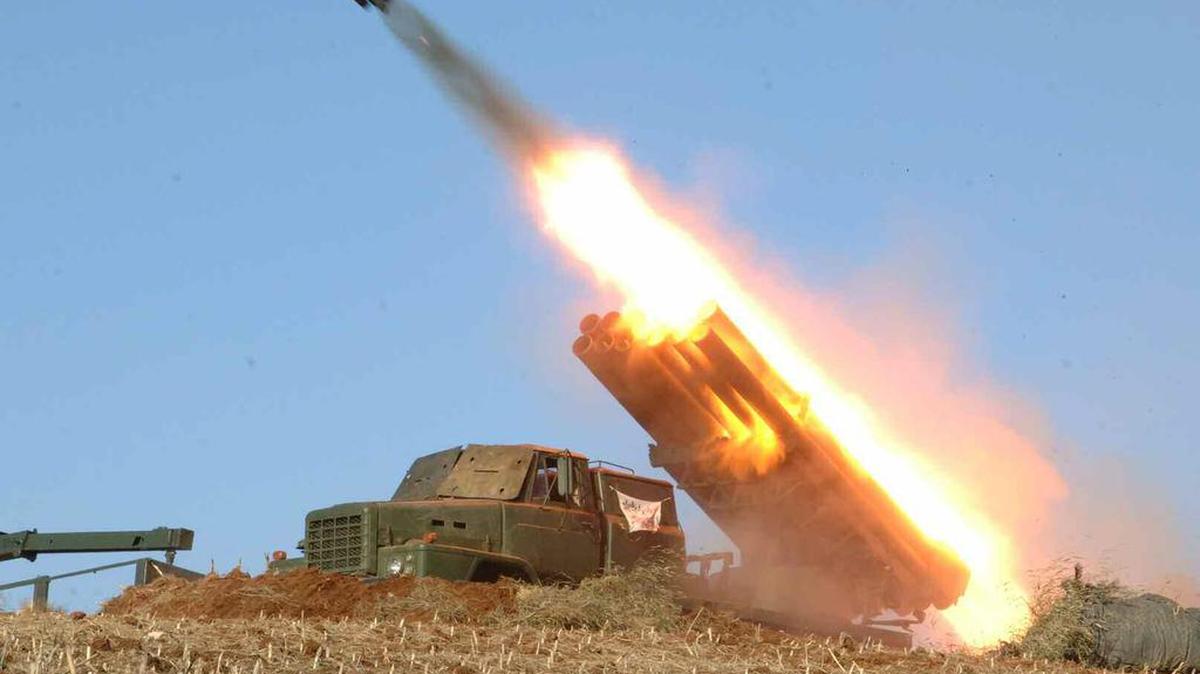 Fotografía sin fecha cedida por un medio norcoreano del Partido de los Trabajadores, muestra un misil militar lanzado por Corea del Norte en un lugar desconocido.
