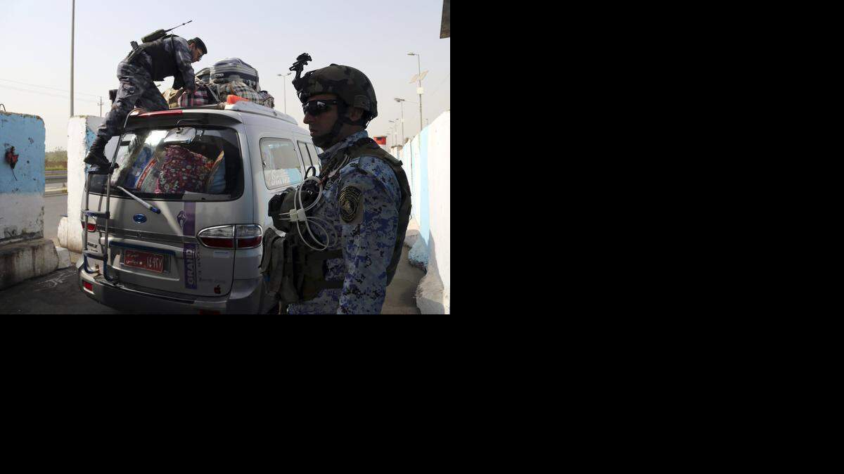 
Agentes iraquies realizan labores de registro en una zona al oeste de la capital de Irak.



