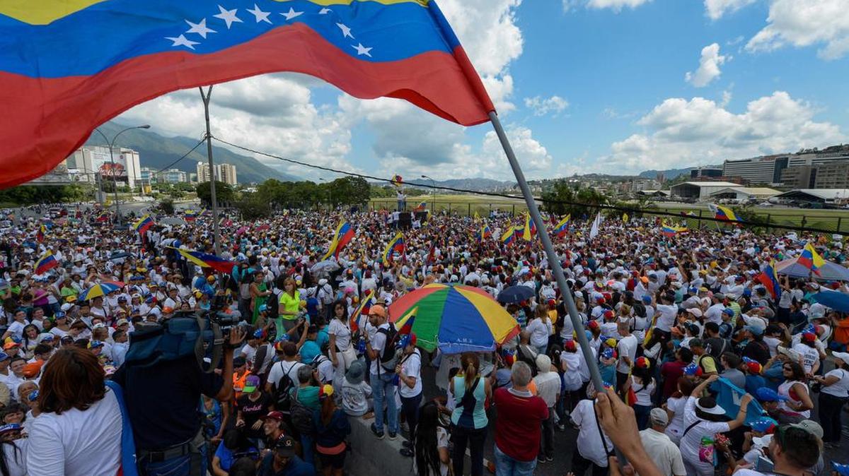 Cientos de mujeres marcharon este sábado 22 de octubre en Caracas para exigir que se realice este año un referendo revocatorio al presidente Nicolás Maduro. Esta manifestación estuvo encabezada por Lilian Tintori, esposa del opositor encarcelado Leopoldo López, la exdiputada María Corina Machado y la alcaldesa de San CristóbalPatricia de Ceballos.