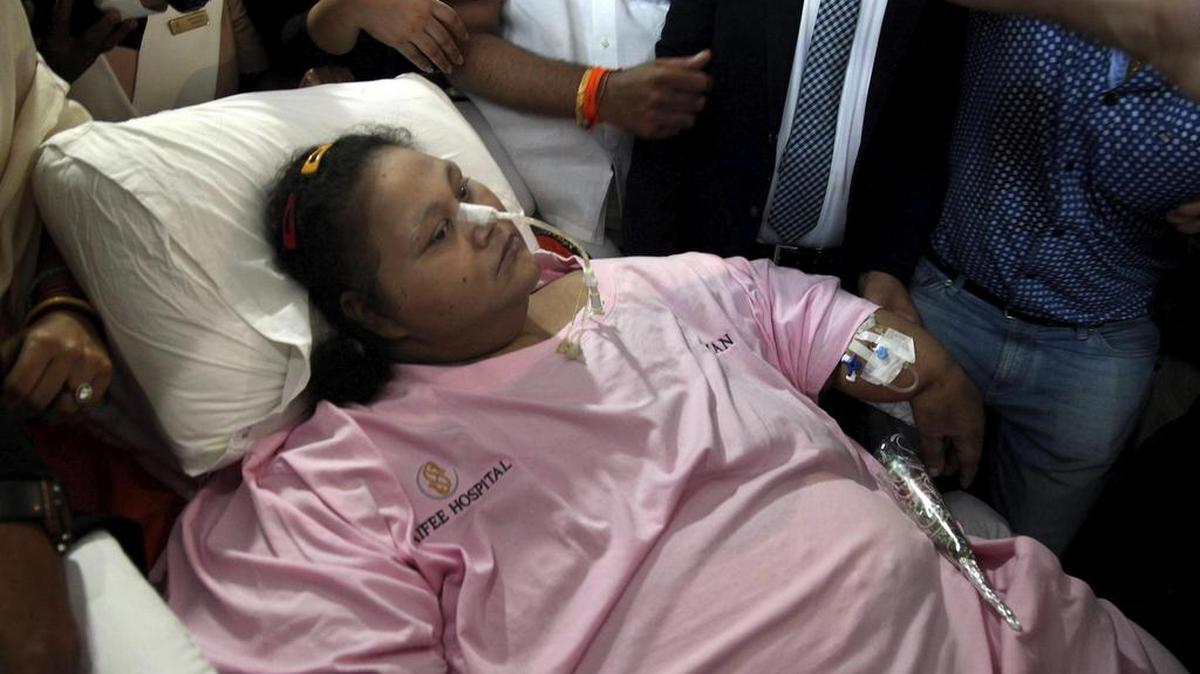 Fotografía de archivo que muestra a la egipcia Eman Ahmed Abd El Aty, que llegó a pesar 500 kilos, mientras sale del hospital Saifee en Bombai (India), el 4 de mayo de 2017.