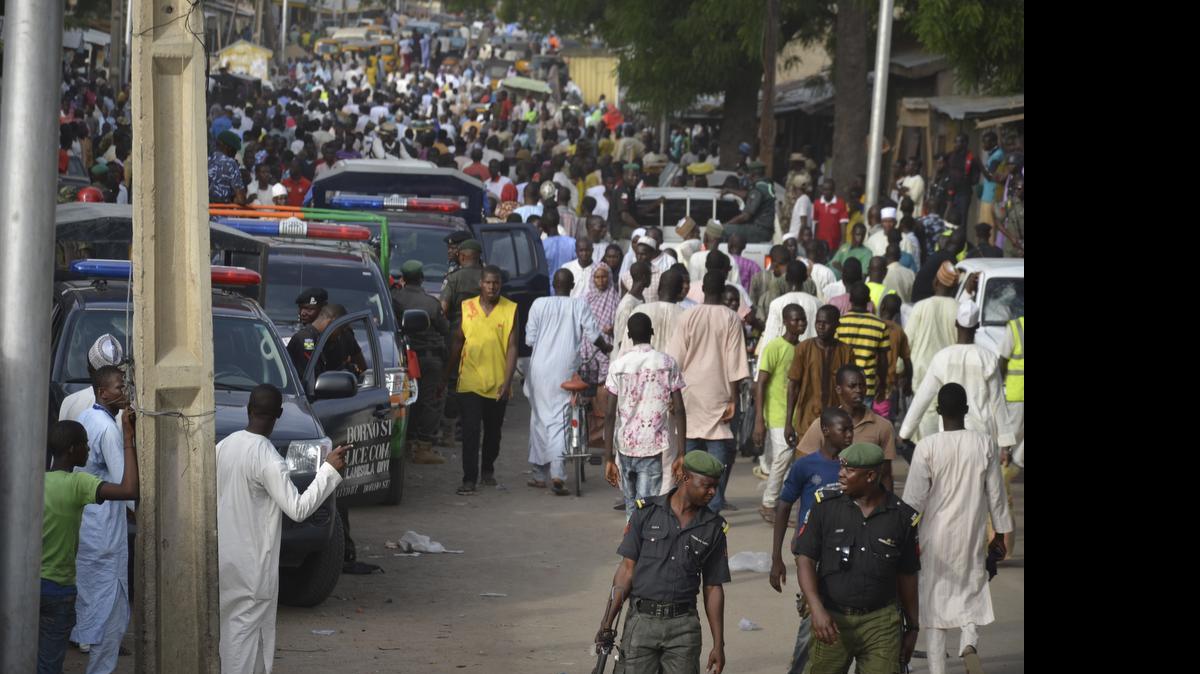 
Algunas personas acudieron el lunes a depósitos de cadáveres en Nigeria, para ver si podían identificar a los desaparecidos en una tragedia ocasionada por la explosión de un camión cisterna. 
