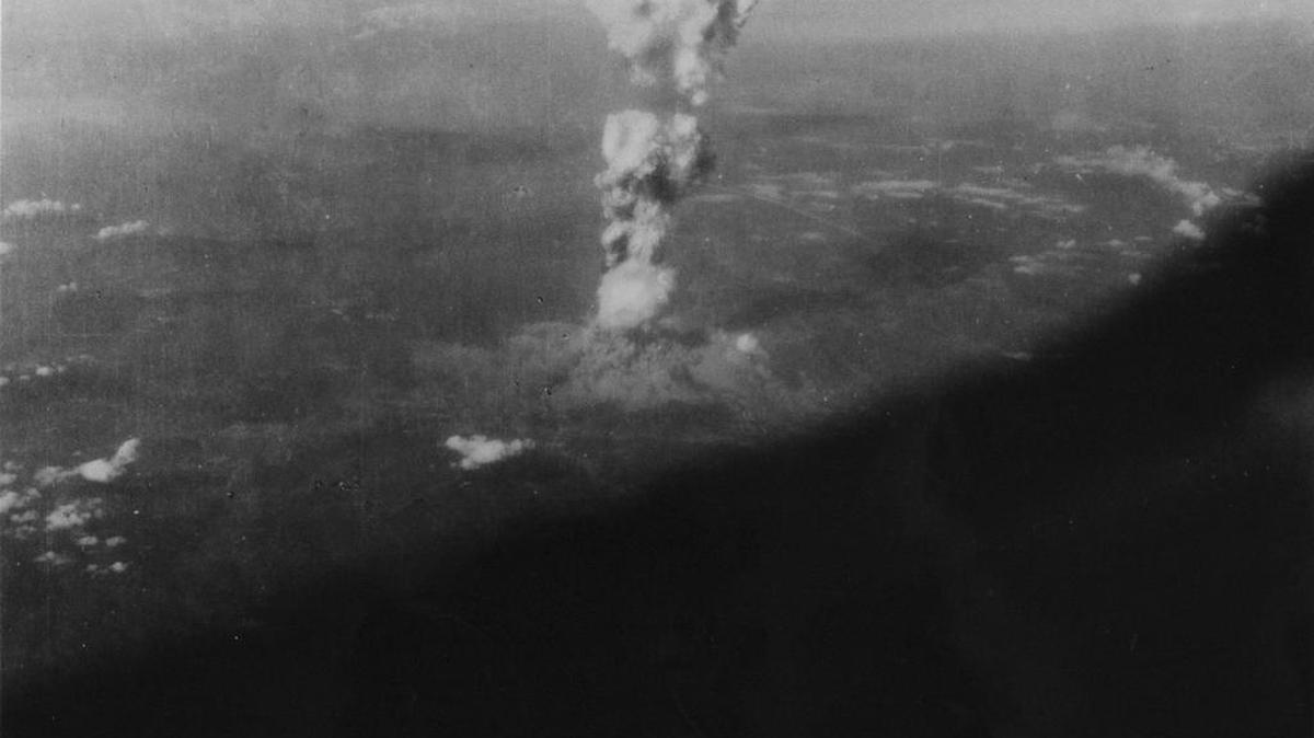 Fotografía facilitada por la Biblioteca del Congreso de EEUU, de la nube con forma de hongo formada tras el impacto de la bomba atómica sobre la ciudad de Hiroshima el 6 de agosto de 1945, una de las diez fotografías inéditas que mostró el Museo Memorial de la Paz de Hiroshima. Se cree que la foto en la que se observa desde el aire esta nube de humo fue captada desde el avión responsable del lanzamiento de la bomba, el B-29 Enola Gay estadounidense, una vez que éste se aproximó a la ciudad para confirmar el alcance de los daños.
