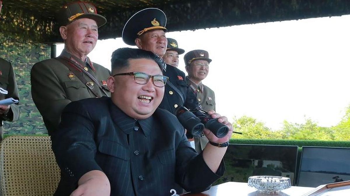 Esta fotografía sin fecha publicada por la Agencia Central de Noticias de Corea del Norte (KCNA, por sus siglas en inglés) el 26 de agosto de 2017 muestra al líder norcoreano Kim Jong-Un presidiendo un ejercicio dirigido por las fuerzas especiales de operaciones del Ejército Popular Coreano en un lugar no revelado.