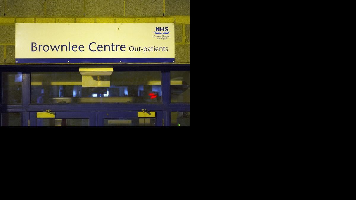 
Una trabajadora sanitaria infectada con el virus del ébola está siendo tratada en la unidad de enfermedades contagiosas del hospital Gartnavel de Glasgow, Escocia.
