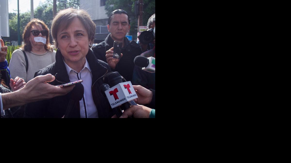 
La periodista mexicana Carmen Aristegui habla con los medios a las afueras de la emisora MVS Radio en Ciudad de México (México).