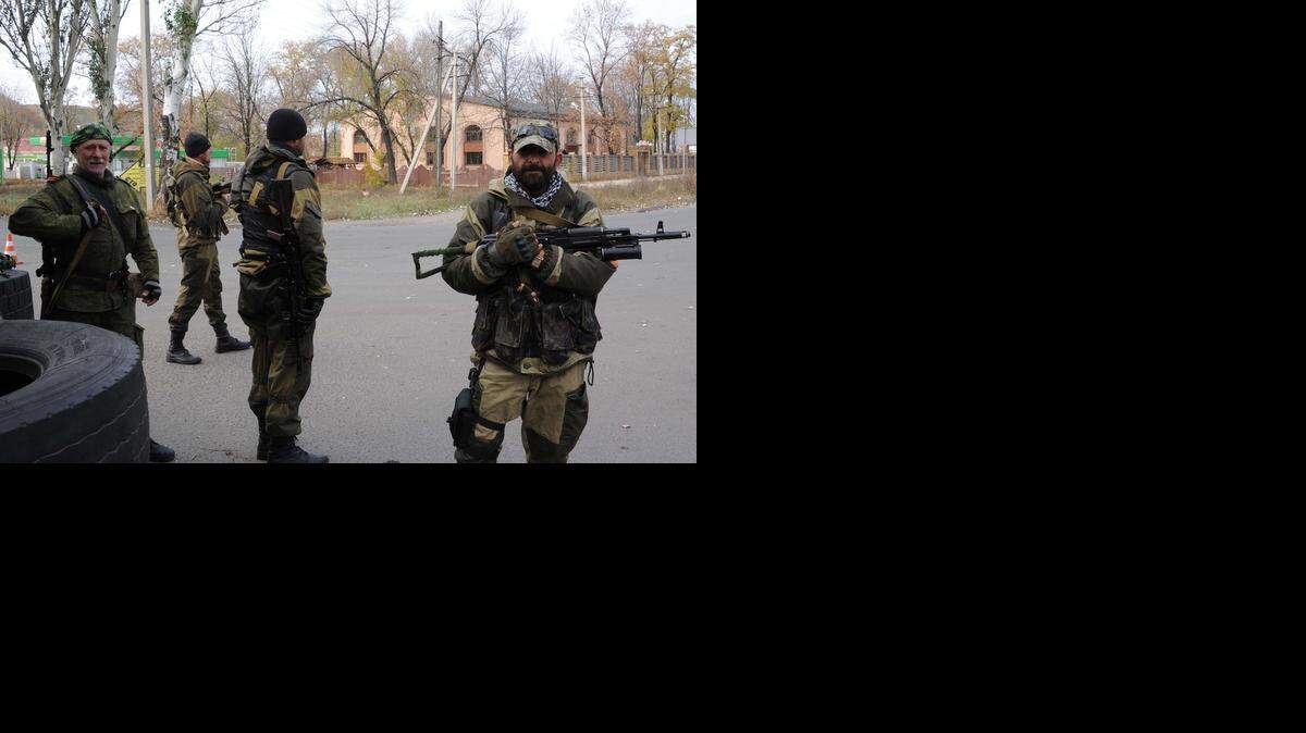 
Separatistas prorrusos custodian el lunes una zona cerca del aeropuerto de Donetsk.


