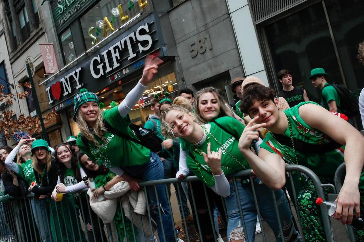 La gente espera en la Quinta Avenida el inicio del Desfile del Día de San Patricio, el jueves 17 de marzo de 2022, en Nueva York. Las celebraciones del Día de San Patricio en todo el país están de vuelta después de una pausa de dos años, incluida la más grande del país en la ciudad de Nueva York, en una señal de la creciente esperanza de que lo peor de la pandemia de coronavirus haya pasado. (Foto AP/Eduardo Muñoz Álvarez)