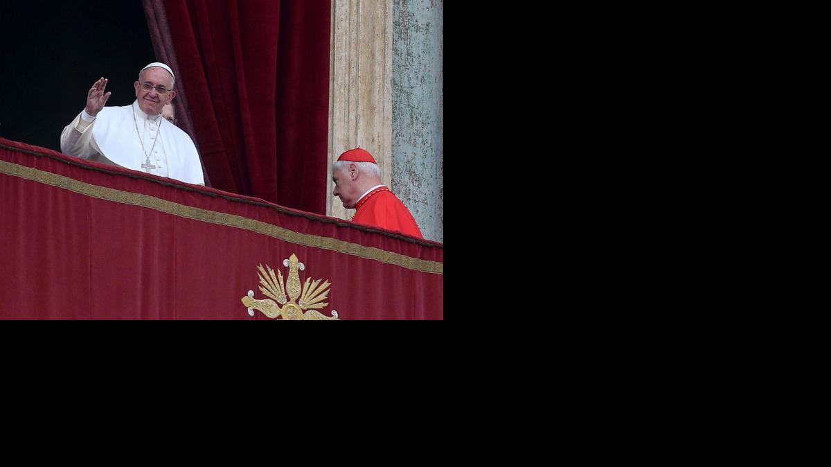 
El papa Francisco (i) saluda desde el balcón de la Logia central de la basílica de San Pedro durante su tradicional bendición "Urbi et Orbi" (A la ciudad y al mundo), en la Ciudad del Vaticano, hoy, 25 de diciembre de 2015. EFE/Alessandro Di Meo
