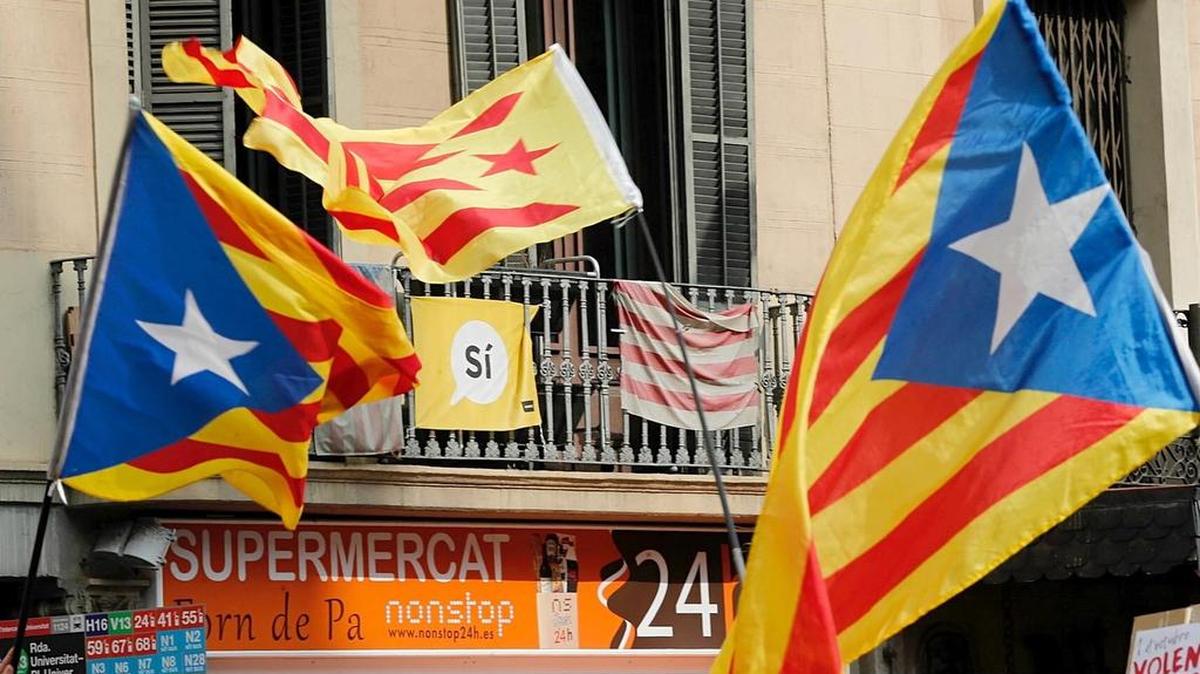 Miles de estudiantes de secundaria y universitarios han comenzado este mediodía una manifestación en la plaza Universidad de Barcelona a favor del derecho a decidir y de la celebración el próximo domingo del referéndum de autodeterminación, declarado ilegal por el Tribunal Constitucional.