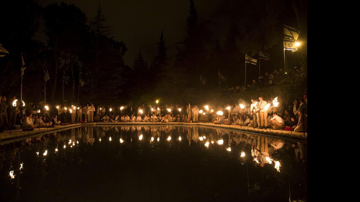 <cutline_leadin>Varias jóvenes</cutline_leadin> encienden antorchas el martes con motivo del Día del Recuerdo a los Caídos en el cementerio del Monte de Herzl en Jerusalén.
