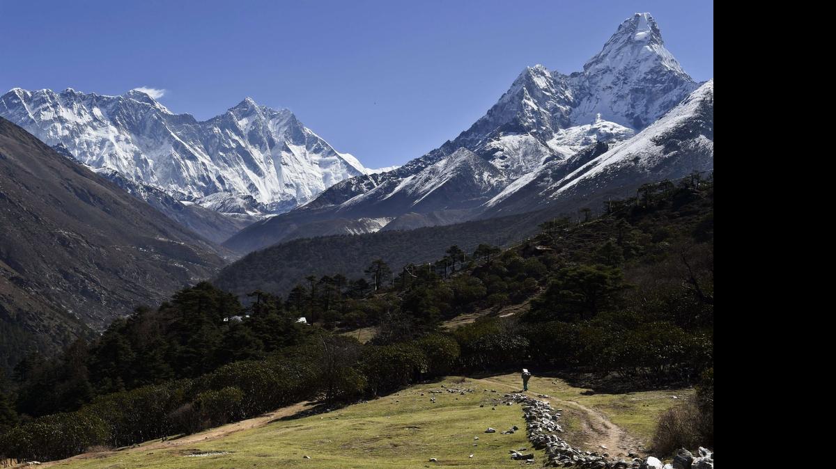 
El doble sismo dejó al menos 8,700 muertos en Nepal, entre ellos 18 alpinistas fallecidos en los aludes originados en la cima del mundo.
