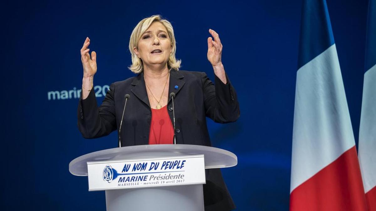 La líder y candidata del partido Frente Nacional (FN) a las elecciones presidenciales francesas, Marine Le Pen, da un discurso durante un mitin de campaña el miércoles 19 de abril de 2017, en Marsella (Francia).