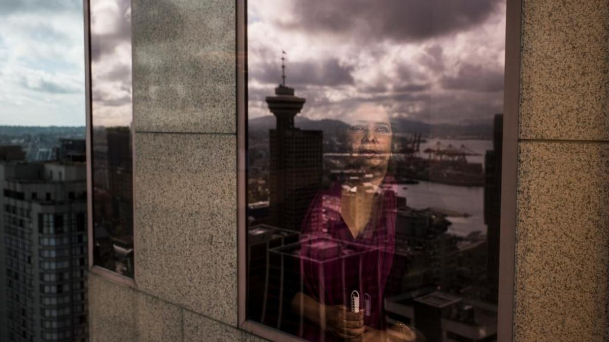 Rumana Monzur en una oficina del bufete de abogados en Vancouver, donde trabaja. Monzur fue atacada por su marido en el 2011 en Bangladés y la dejó ciega. Desafiando todos los estigmas y expectativas se graduó de leyes en Canadá.