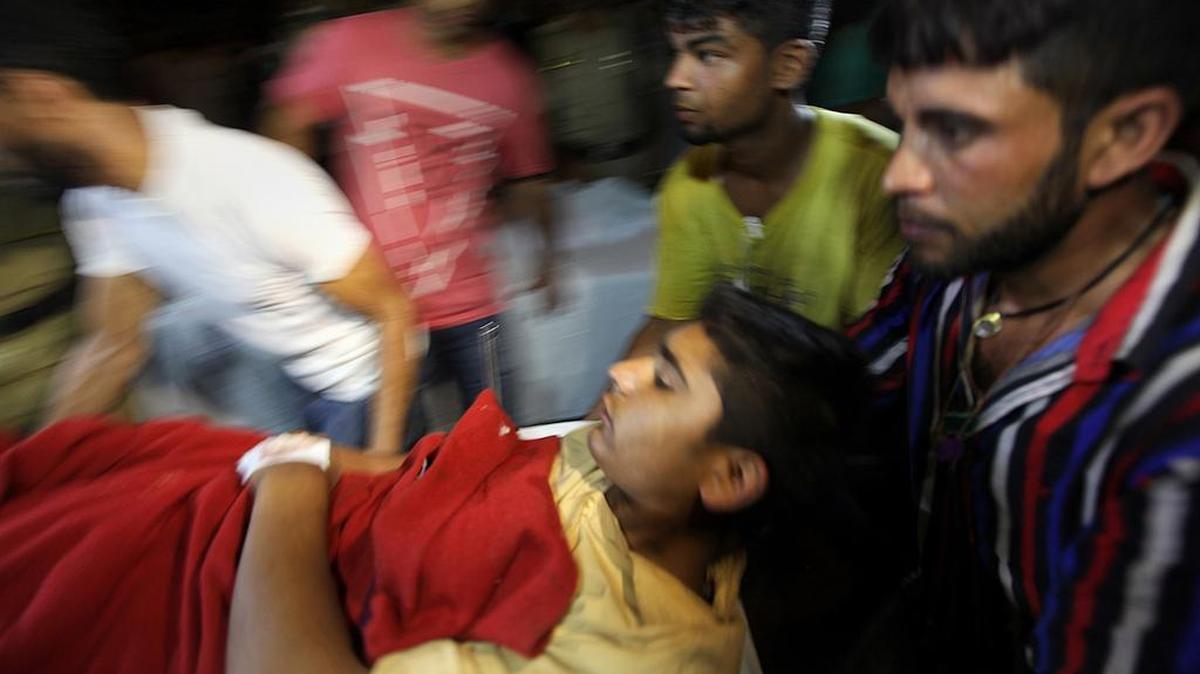 
Tres civiles murieron el sábado en la Cachemira india cuando el autobús que los transportaba fue alcanzado por un obús y dos paquistaníes fallecen por disparos de artillería india. 
