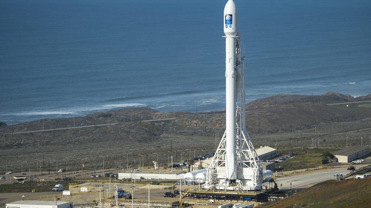 Una imagen del cohete SpaceX Falcon 9 con la nave espacial Jason-3 a bordo, en la base de lanzamiento Complejo 4 Oriente, al noroeste de Lompoc, California, EEUU este 16 de Enero de 2016.