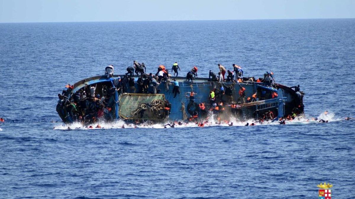 Imagen del 25 de mayo del 2016 de una embarcación naugrando sobre la costa de Libia con decenas de refugiados abordo.