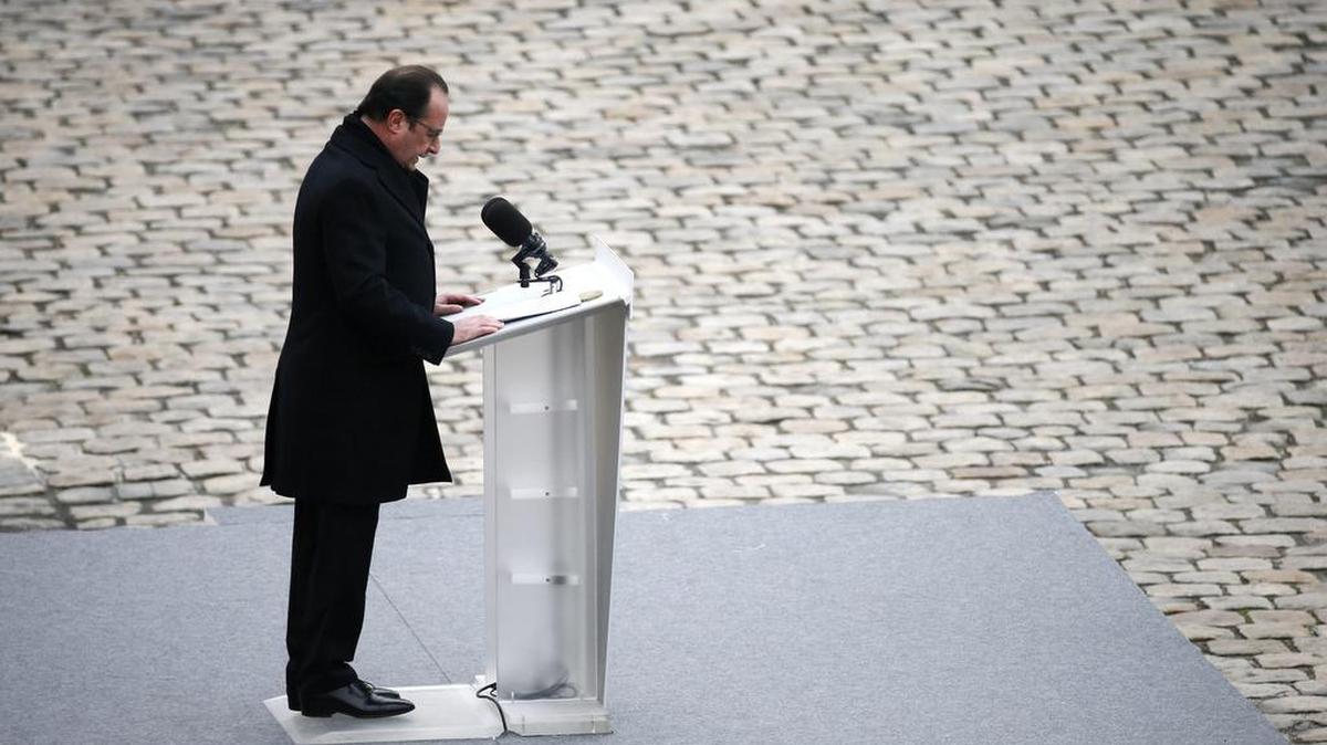 El presidente francés, François Hollande, pronuncia un discurso durante el homenaje oficial a las víctimas de los atentados yihadistas del pasado día 13 en París y Saint Denis celebrado en el patio de armas del palacio de los Inválidos de París, hoy, 27 de noviembre de 2015.