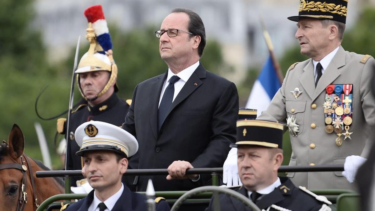 El presidente francés, François Hollande (centro), y el jefe del Estado Mayor del Ejército francés, Pierre de Villiers (der.), durante el desfile del Día de la Bastilla, el jueves.
