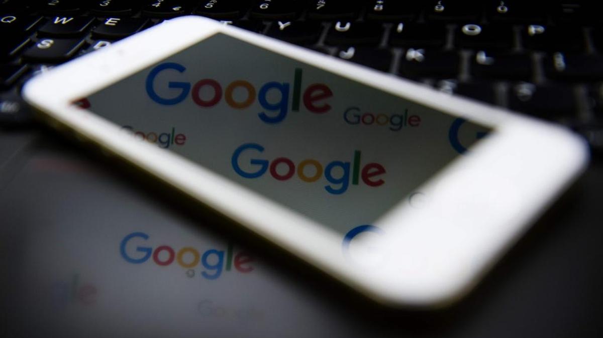 Esta foto del archivo tomada el 11 de febrero de 2016 muestra el logotipo para la compañía de tecnología de los EEUU y el Search Engine Google exhibidos en las pantallas en Londres. Google se encontró en el centro de la controversia el 6 de agosto de 2017 después de que un empleado en un documento interno filtró "causas biológicas" explicó la falta de mujeres en los papeles de liderazgo de la industria tecnológica. Se volvió viral, reviviendo el debate hirviente sobre una cultura del sexismo y la falta de diversidad en los sectores tecnológicos.