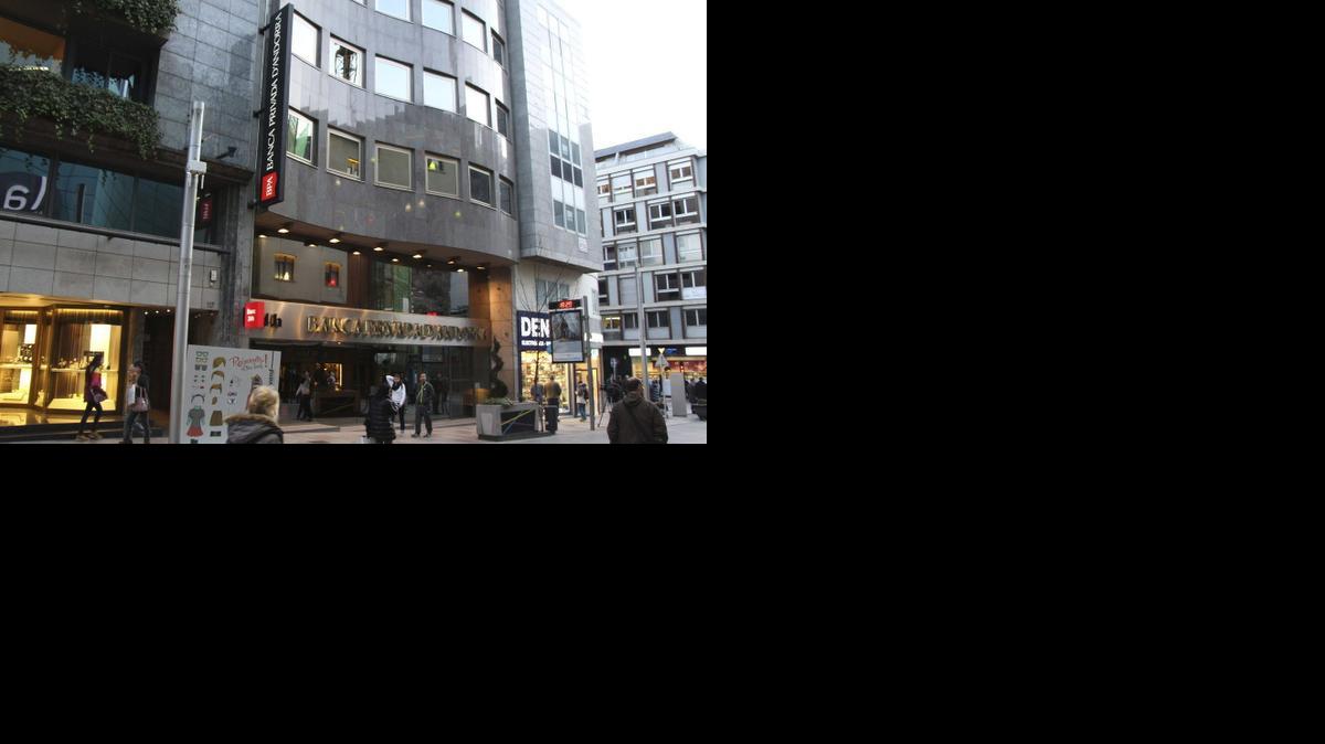 
Foto de la sede central de la Banca Privada d´Andorra (BPA), en Andorrra la Vella, tomada esta tarde después de que el Instituto Nacional de Finanzas de Andorra, el regulador financiero del país, decidiera intervenirla al ser acusada por Estados Unidos de estar involucrada en el lavado de dinero internacional.
