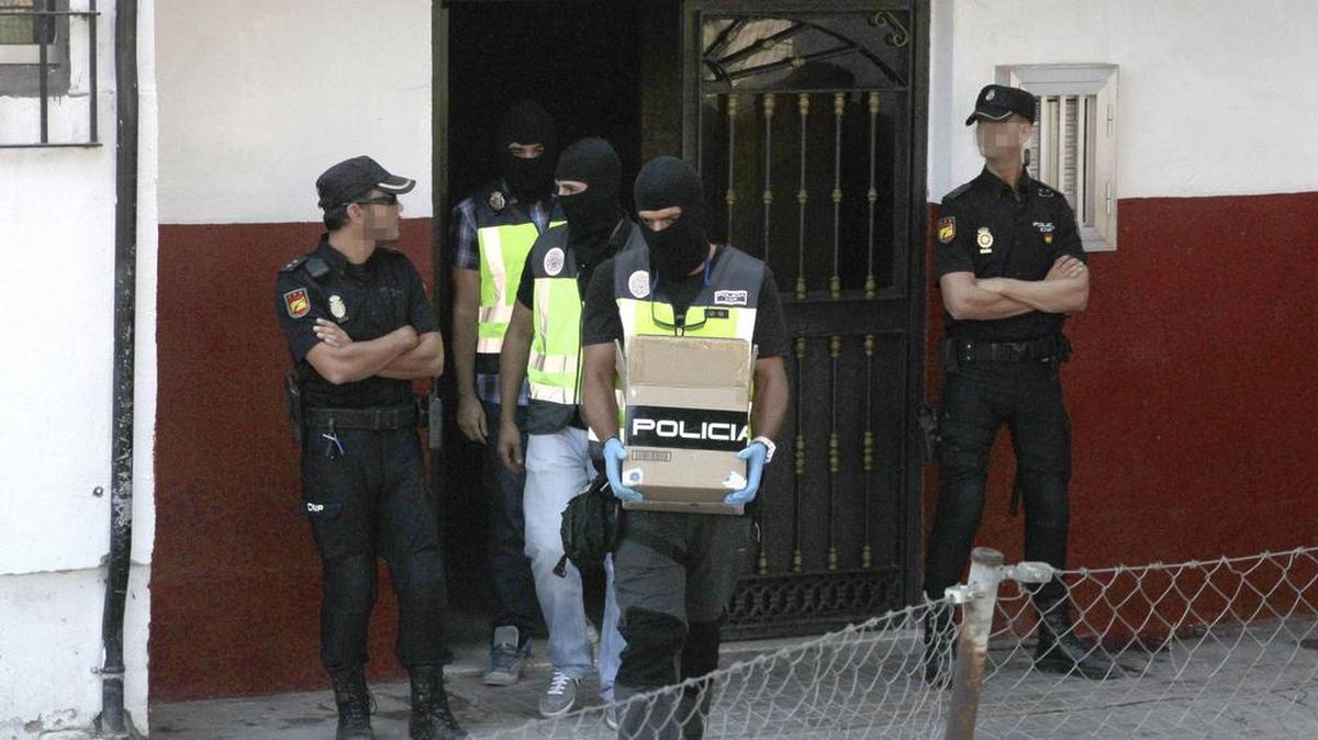 
Agentes de la Policía Nacional sacan unas cajas durante el registro practicado esta mañana en el domicilio familiar de Ayoub El Khazzani, el presunto terrorista que fue detenido cuando iba a perpetrar un ataque a un tren que cubría la ruta Amsterdam-París. 

