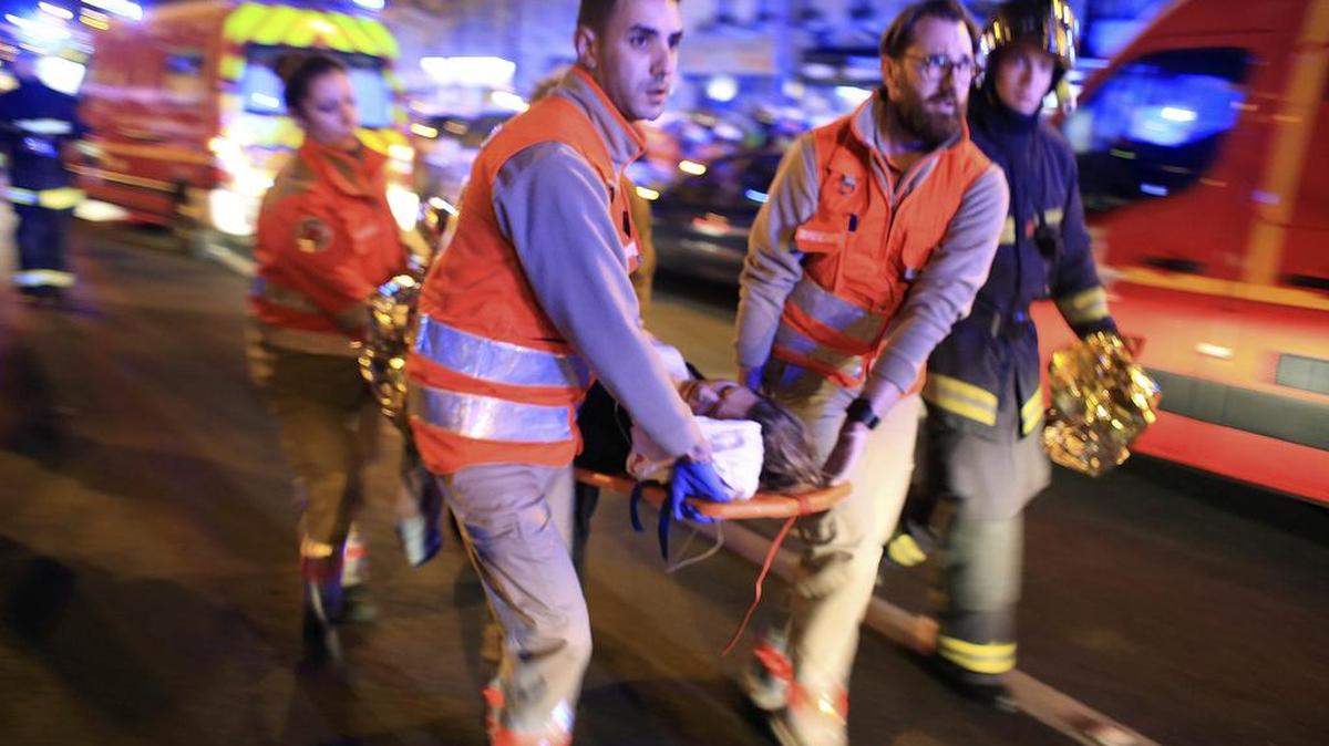 Una mujer es evacuada tras los ataques contra la sala de conciertos Bataclan en París en noviembre del 2015.