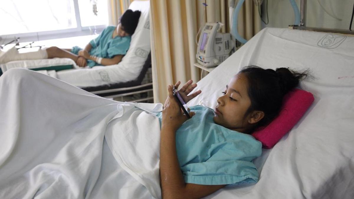 Mariel Ramos en un hospital de Ciudad de México (México). Mariel, una niña de 9 años que fue aplastada por una losa durante el terremoto del 19 de septiembre en México, pasó por varios hospitales donde aseguraron que perdería la vida, pero la pericia médica y lo que su padre considera ‘un milagro’ consiguieron salvarla.