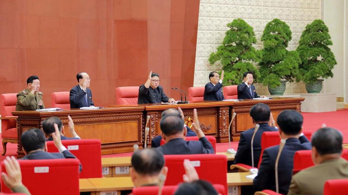 Esta foto tomada el 7 de octubre de 2017 y publicada el 8 de octubre de 2017 por la agencia oficial de noticias de Corea del Norte (KCNA), muestra al líder norcoreano Kim Jong-Un (C) asistiendo al Segundo Pleno del 7º Comité Central del Workers ' Partido de Corea (WPK) en Pyongyang.