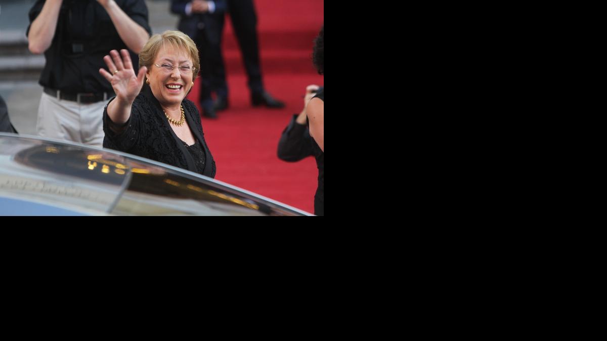 
La presidenta chilena, Michelle Bachelet, saluda a su llegada para asistir al matrimonio del futbolista Arturo Vidal con María Teresa Matus el sábado 27 diciembre 2014, en la iglesia San Ignacio de Loyola, en Santiago (Chile).
