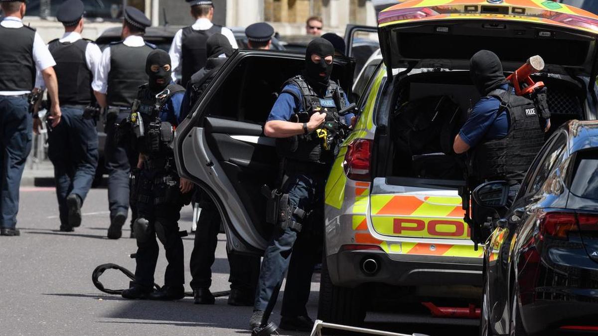 POLICÍAS REGRESAN a sus vehículos tras las caóticas escenas que dejó el atentado terrorista del sábado por la noche en Londres.