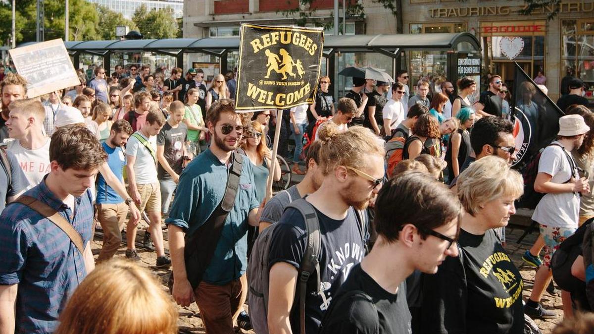 
Varios miles de personas se manifestaron el sábado de forma pacífica en la ciudad de Dresde en apoyo de los refugiados y para protestar contra la actual política de asilo en Alemania.
