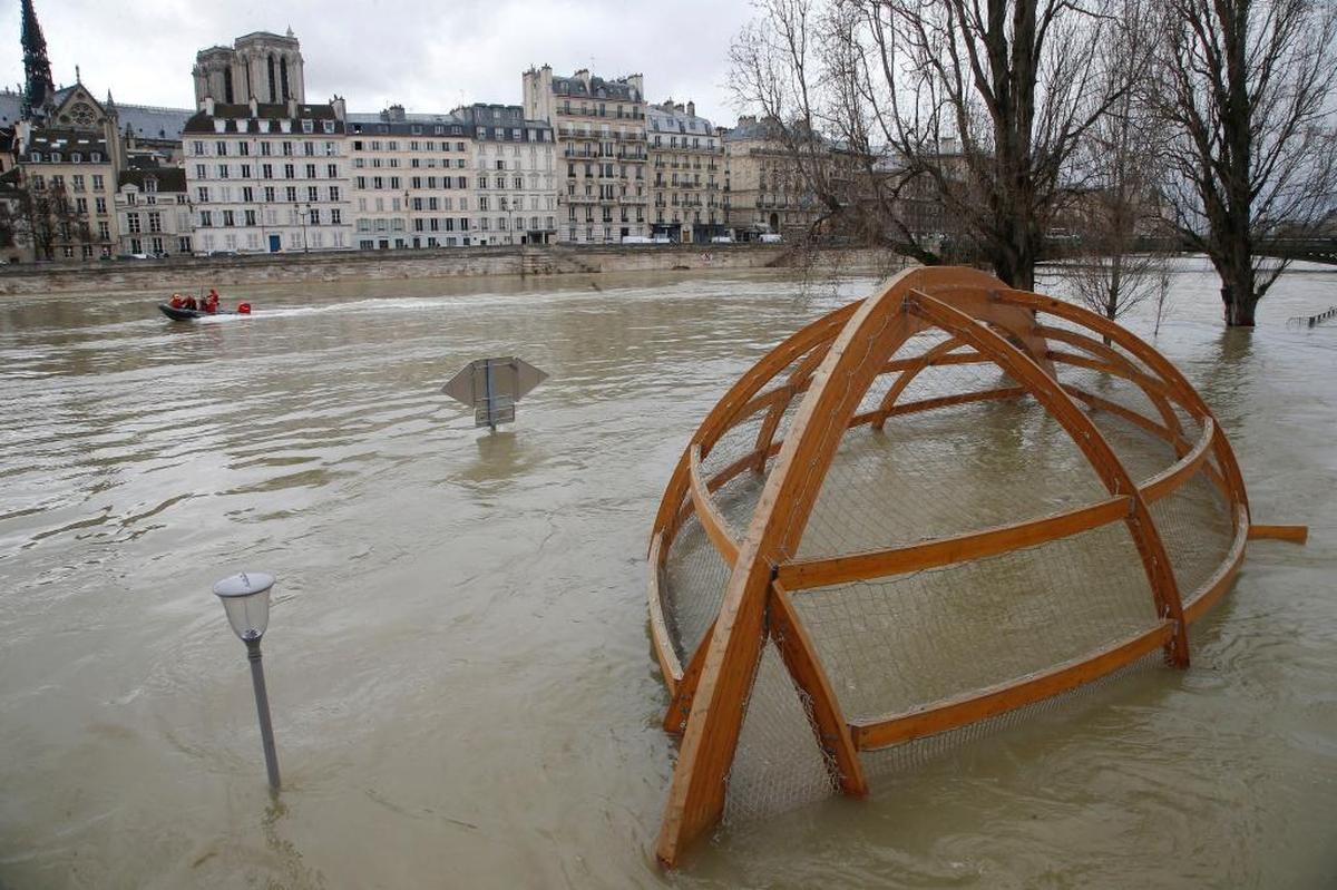 Un estructura de un parque es lo único que se ve del lugar de juegos luego de las inundaciones en París.
